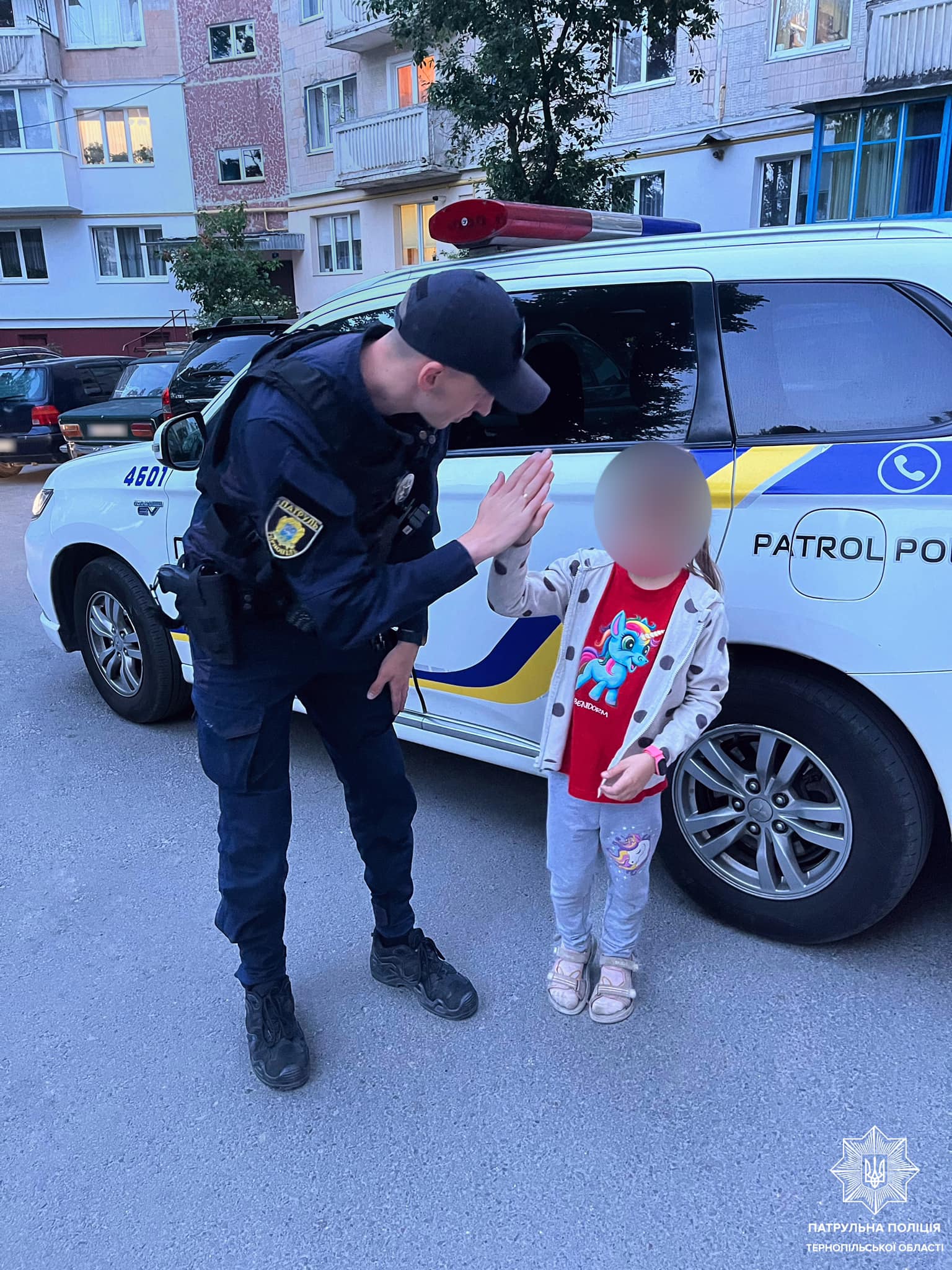 Поїхала кататися на велосипеді та загубилася:  тернопільські поліцейські допомогли батькові знайти маленьку дівчинку