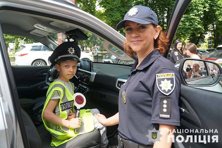 Конкурси, розваги та подарунки: тернопільські поліцейські влаштували свято для дітей