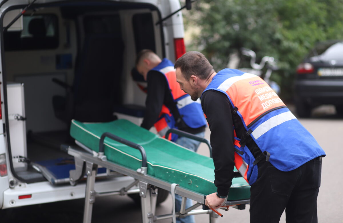 Тернопільські рятувальники допомогли доправити важкохвору до медиків