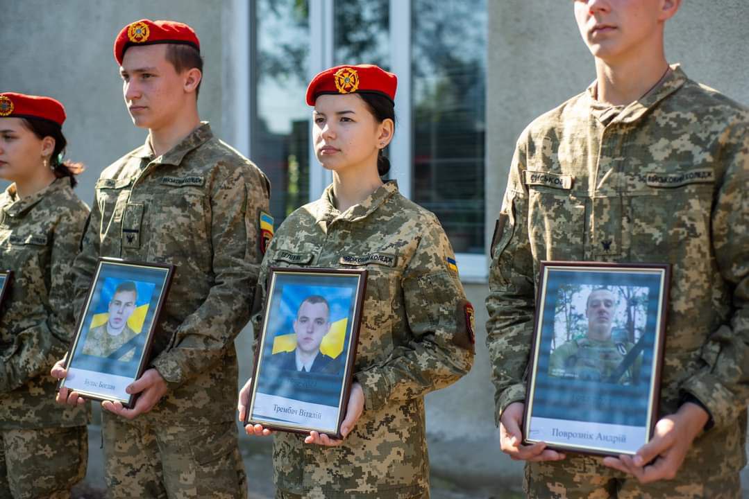 У Збаражі відкрили пам’ятну стелу 19 загиблим на війні випускникам коледжу з посиленою військовою підготовкою
