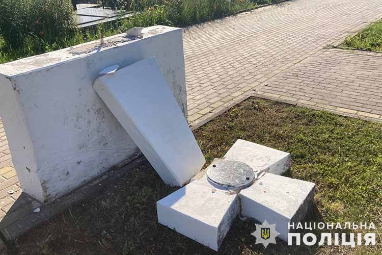 Тернопільські поліцейські знайшли чоловіка, який пошкодив пам’ятник січовим стрільцям