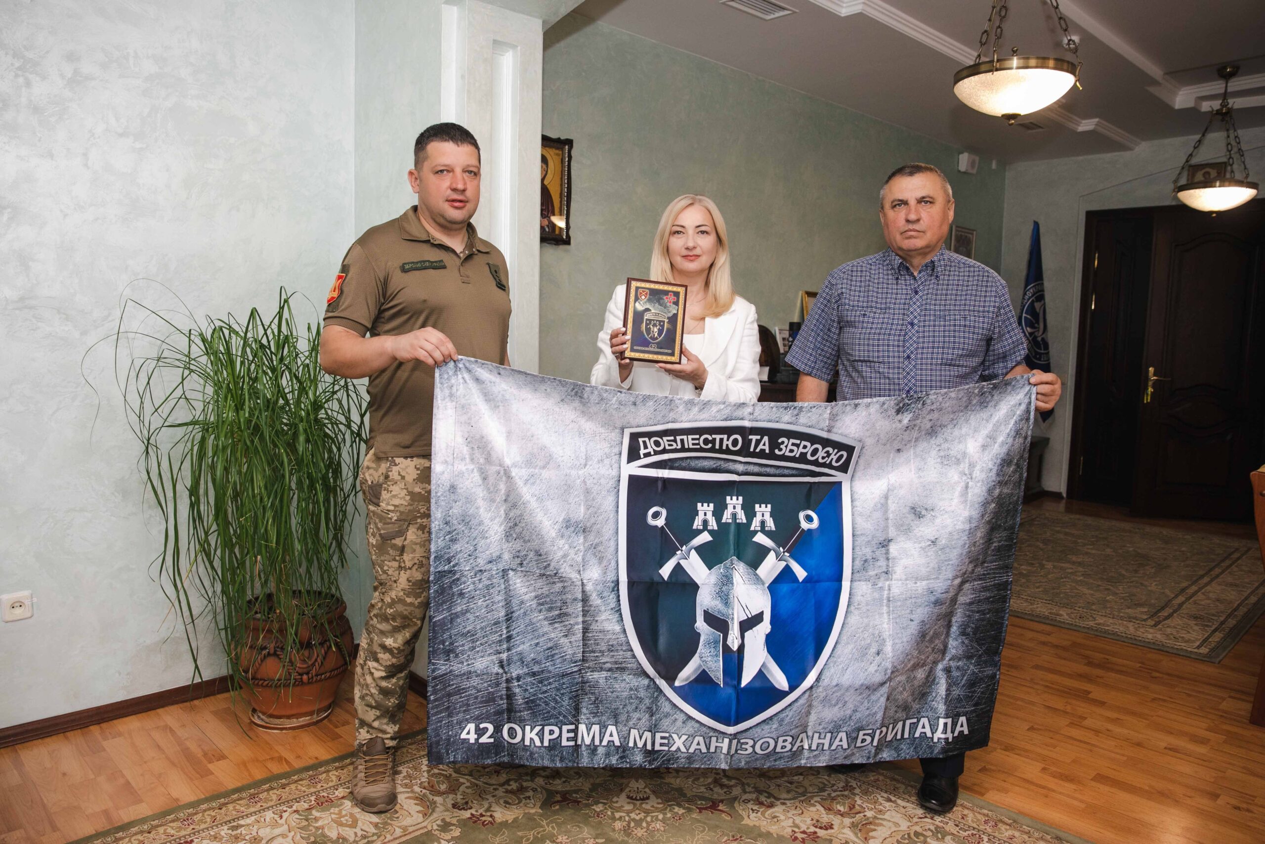 42 бригада передала подяку ЗУНУ за всебічну підтримку та волонтерську допомогу