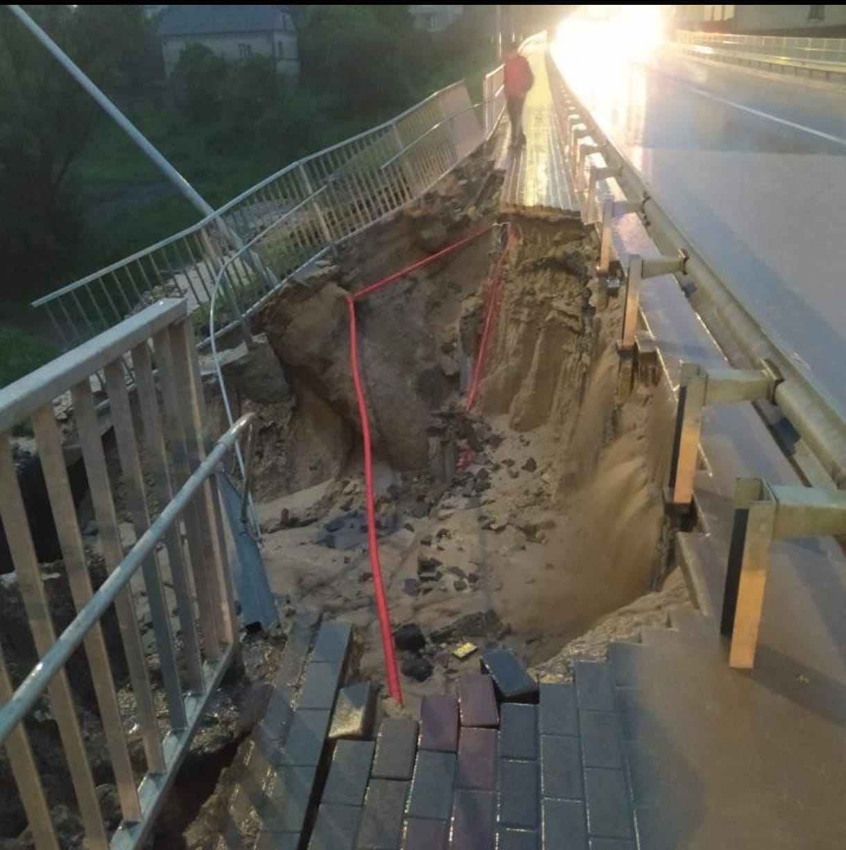 На Микулинеччині частину моста змило дощем