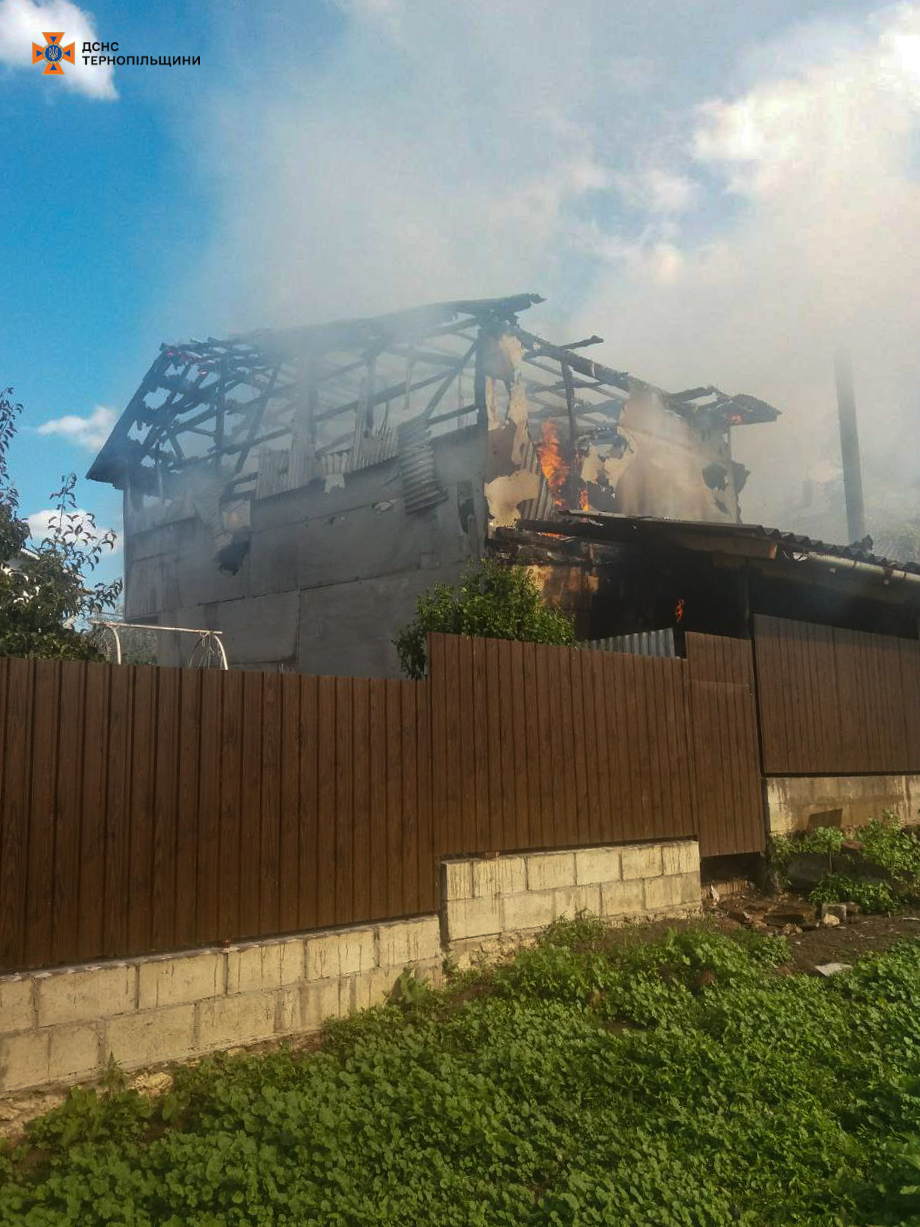 У Збаражі горів двоповерховий будинок