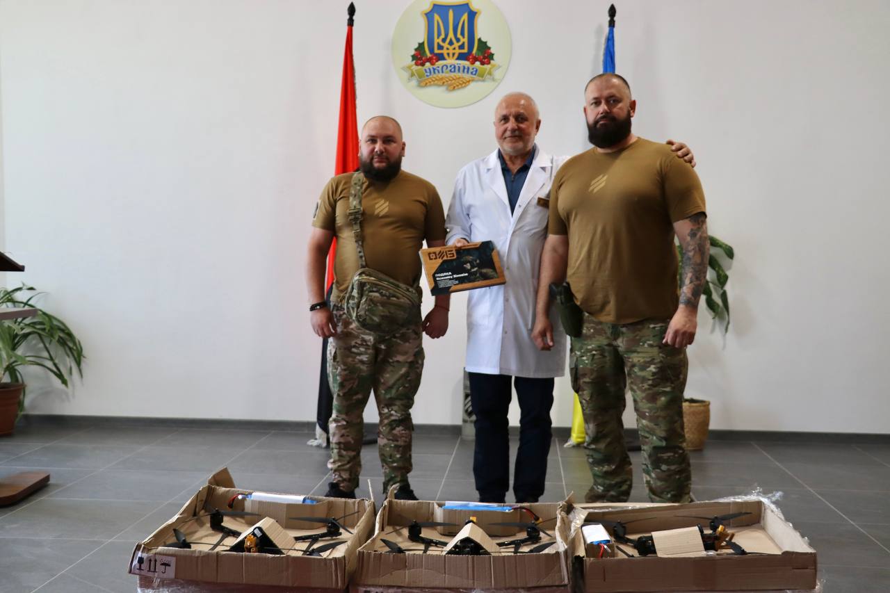 Медики з Микулинець придбали для війська 21 FPV-дрон