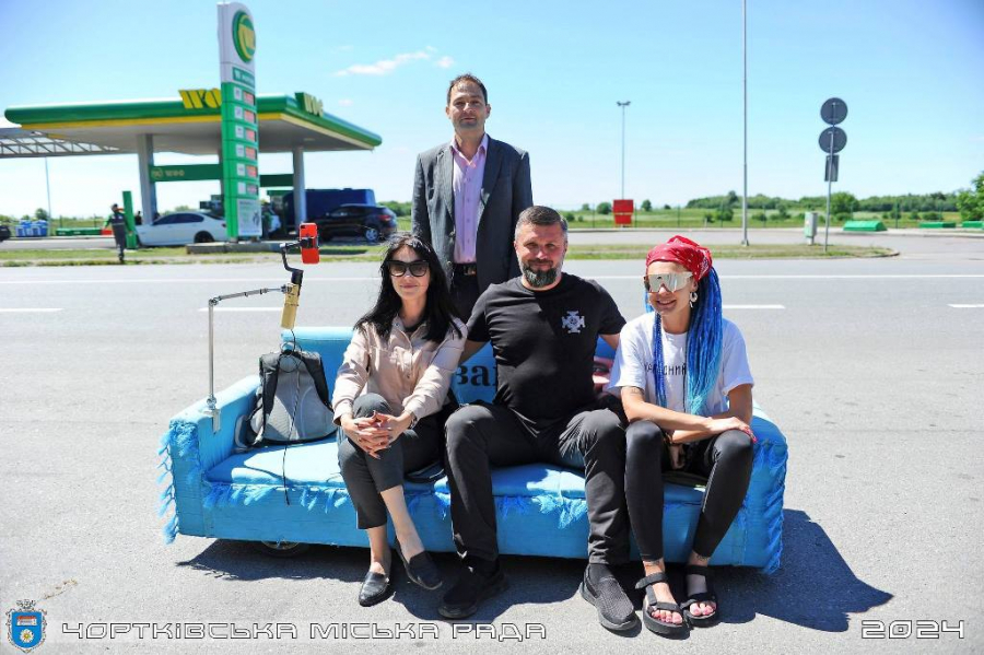 Заліщицький винахідник рушив у благодійний тур для ЗСУ на своєму дивані на колесах