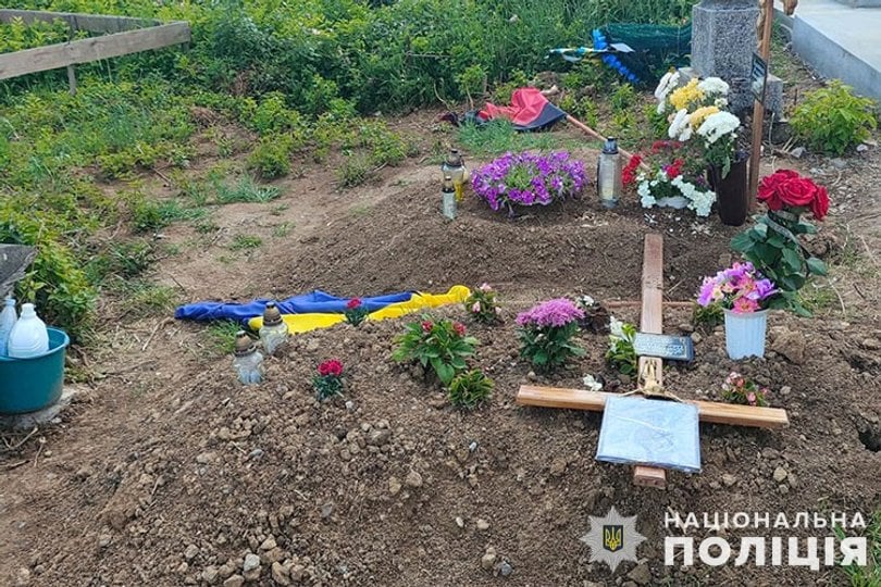В Гусятині вчинили наругу над могилами воїнів