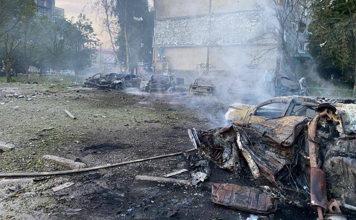 Окупанти двічі вдарили по центру Чугуєва, є поранені