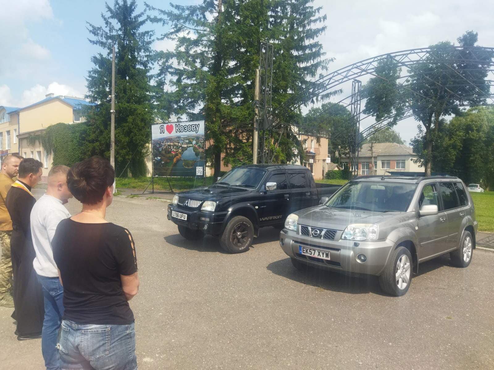 Жителі Козови придбали два позашляховики для війська