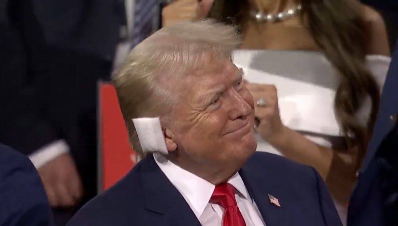 Показав забинтоване вухо: Дональд Трамп вперше з’явився на публіці після замаху