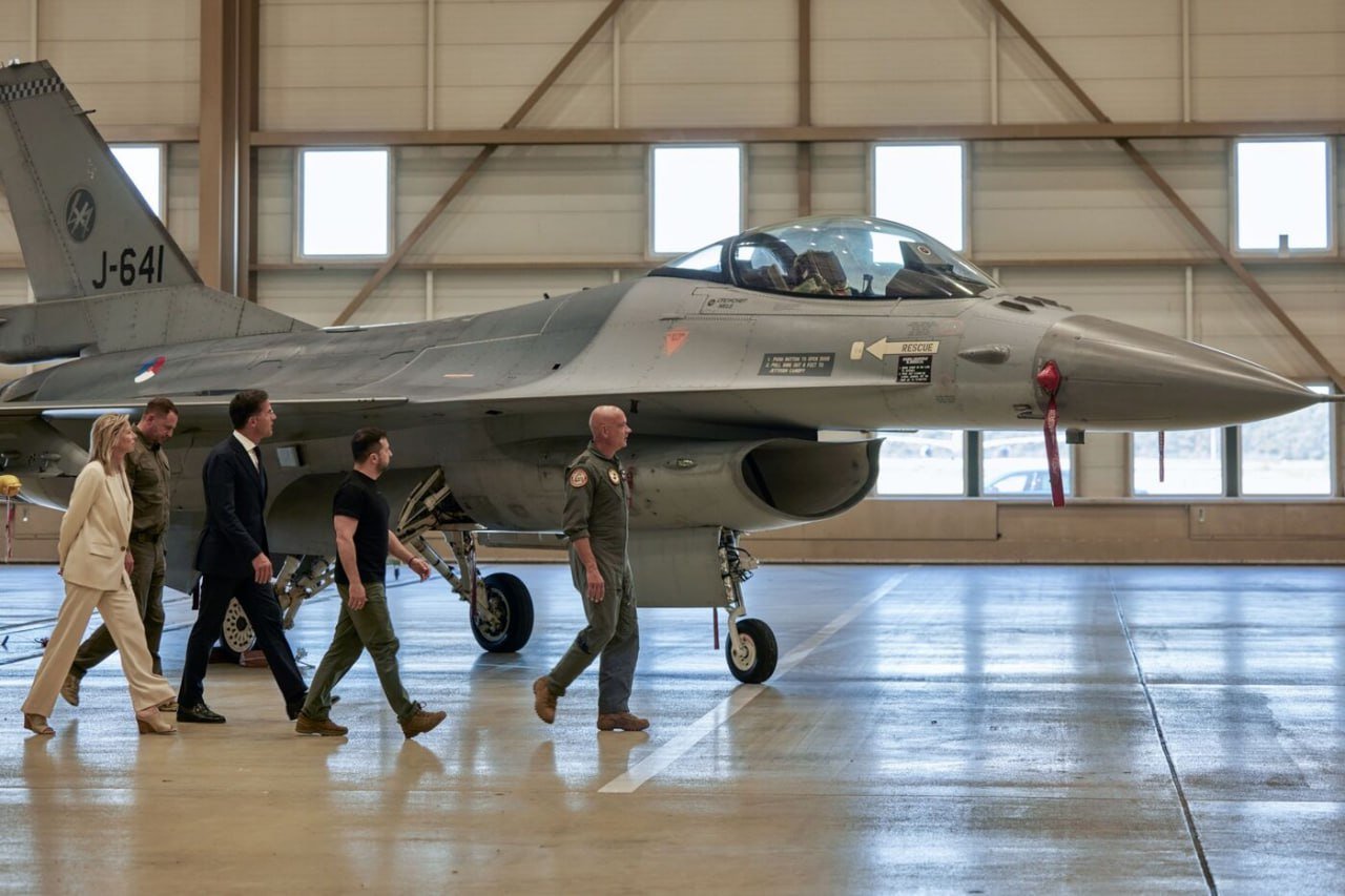 Україна отримала першу поставку винищувачів F-16