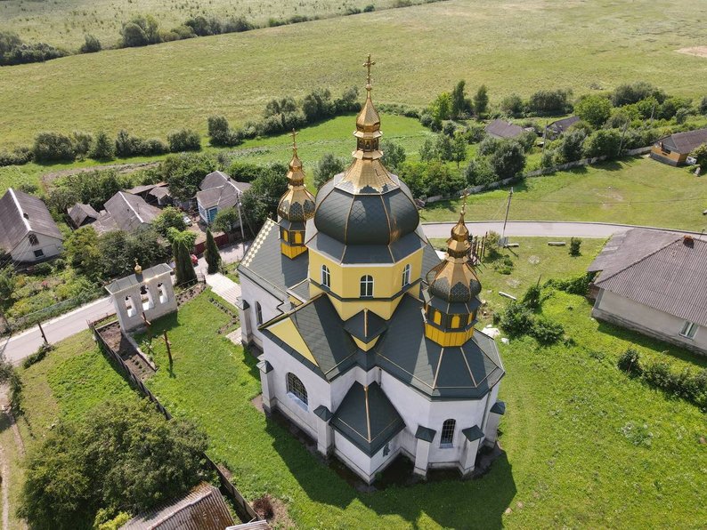 Капсула часу та мощі святого: у храмі на Козовеччині знайшли унікальні речі