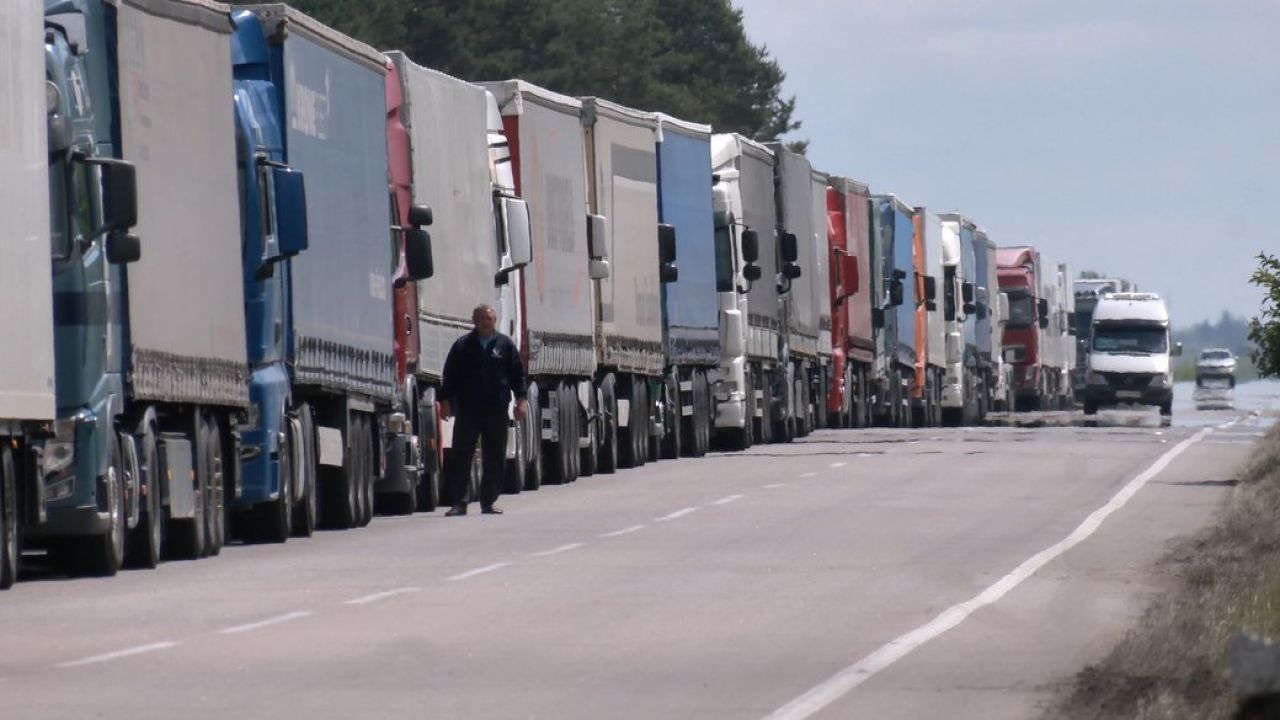 Польща призупинила пропуск українських вантажівок: в чому причина