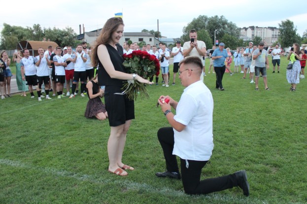 Голова Озернянської громади освідчився коханій під час матчу