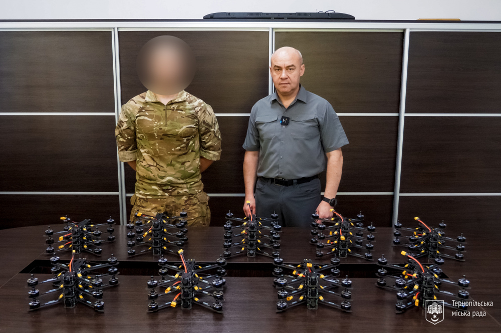 Тернопіль передав ще 30 FPV дронів для захисників на передову
