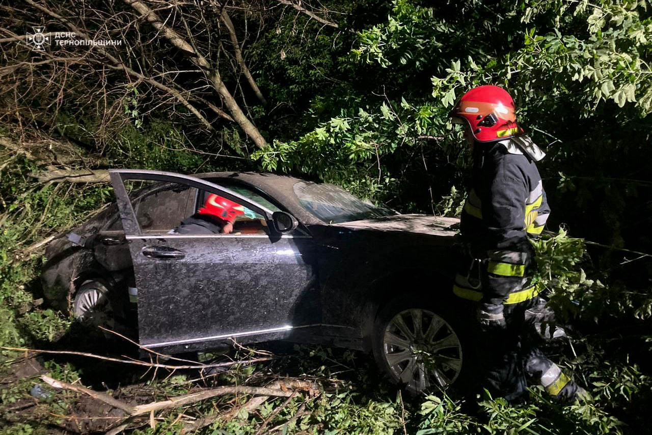 У Копичинцях рятувальники звільнили двох людей з понівеченого авто