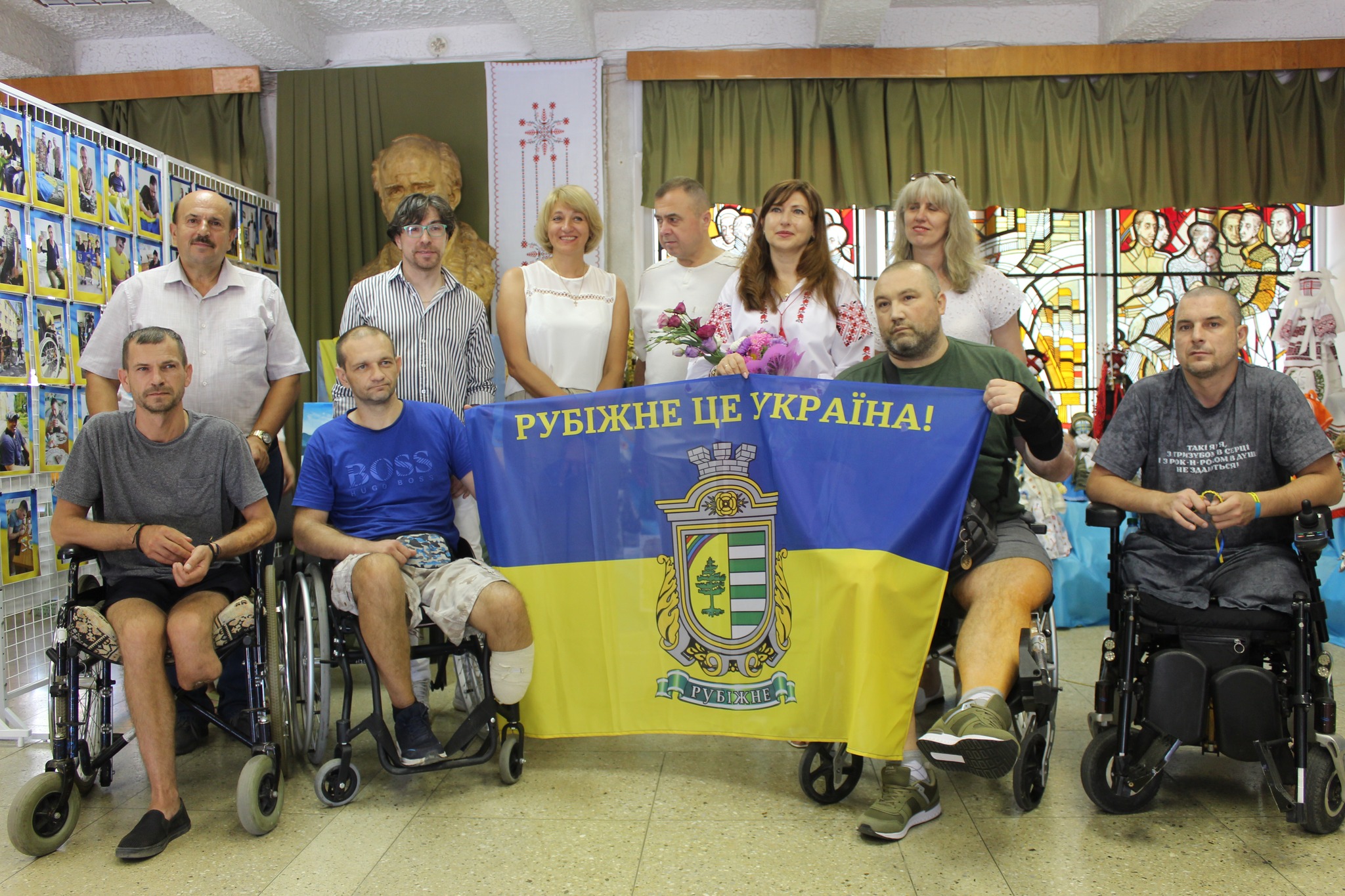 «Воїни світла»: картини, створені пораненими воїнами, можна побачити на виставці у Тернополі