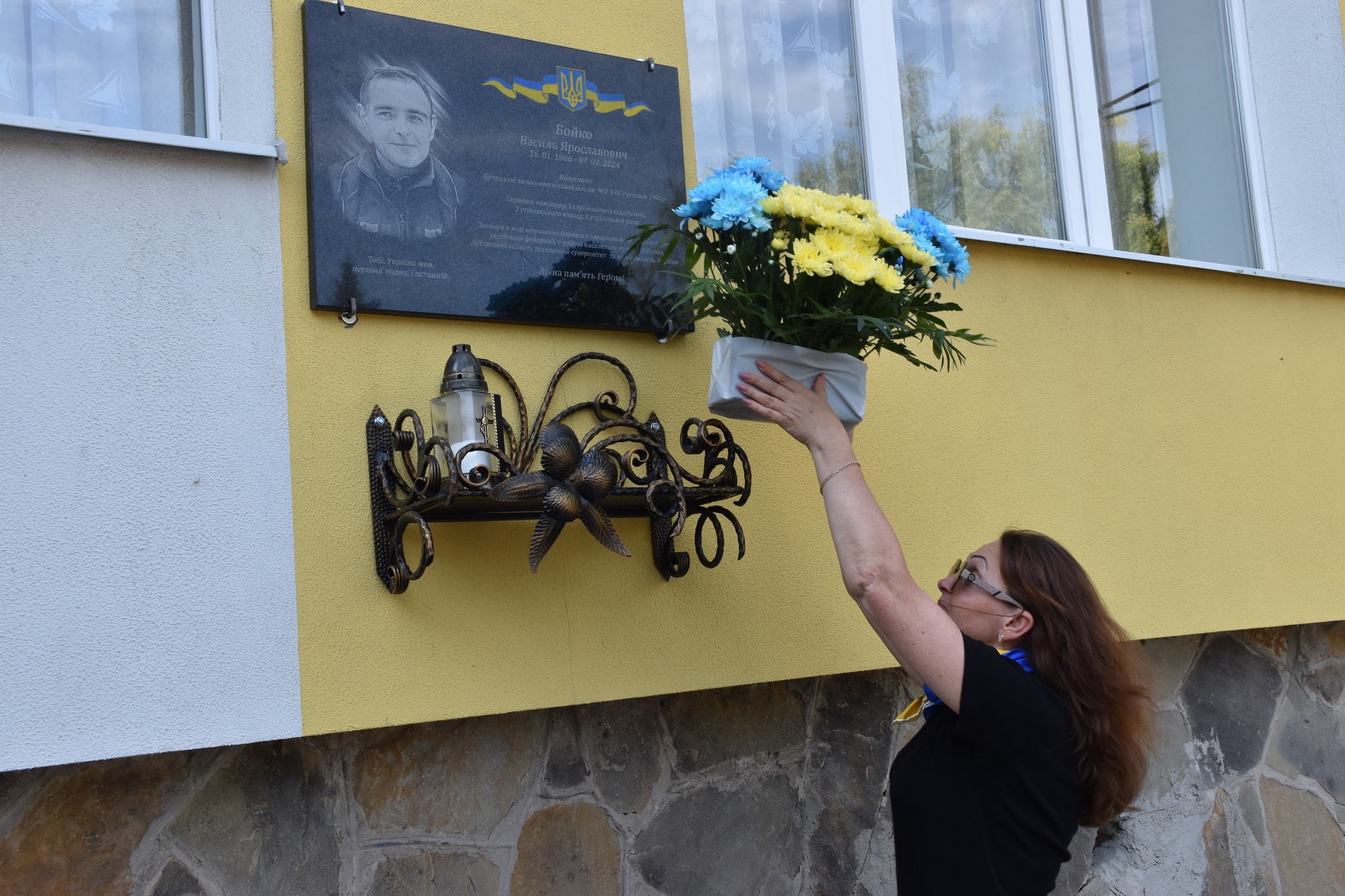 На фасаді Бучацького ліцею освятили меморіальні дошки на честь Героїв