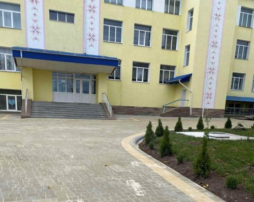 На Гусятинщині благодійники допомогли відновити шкільне подвір’я