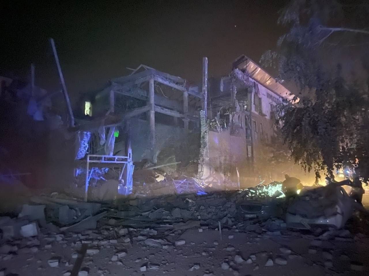 росіяни вдарили по готелю в Кривому Розі: є жертви