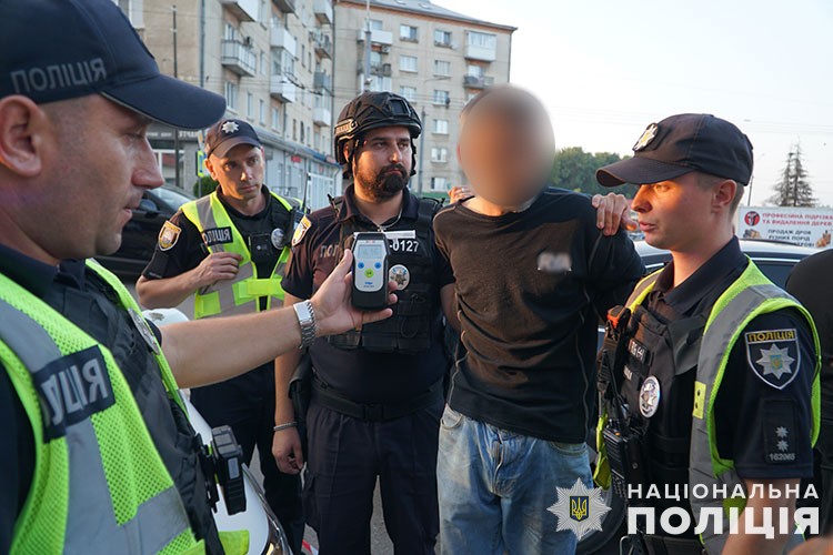 Тернопільські поліцейські вилучили зброю у нетверезого чоловіка