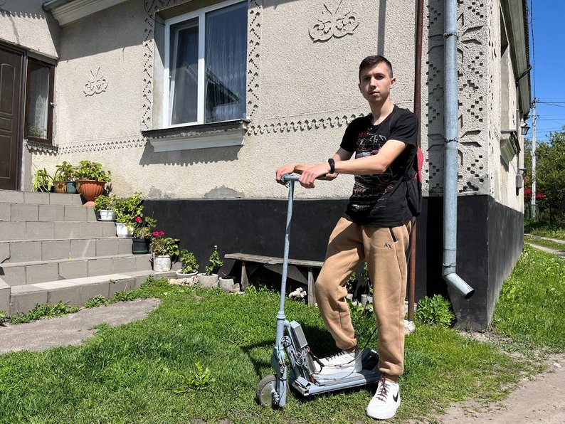 Юний винахідник з Кременця власноруч виготовив електросамокат