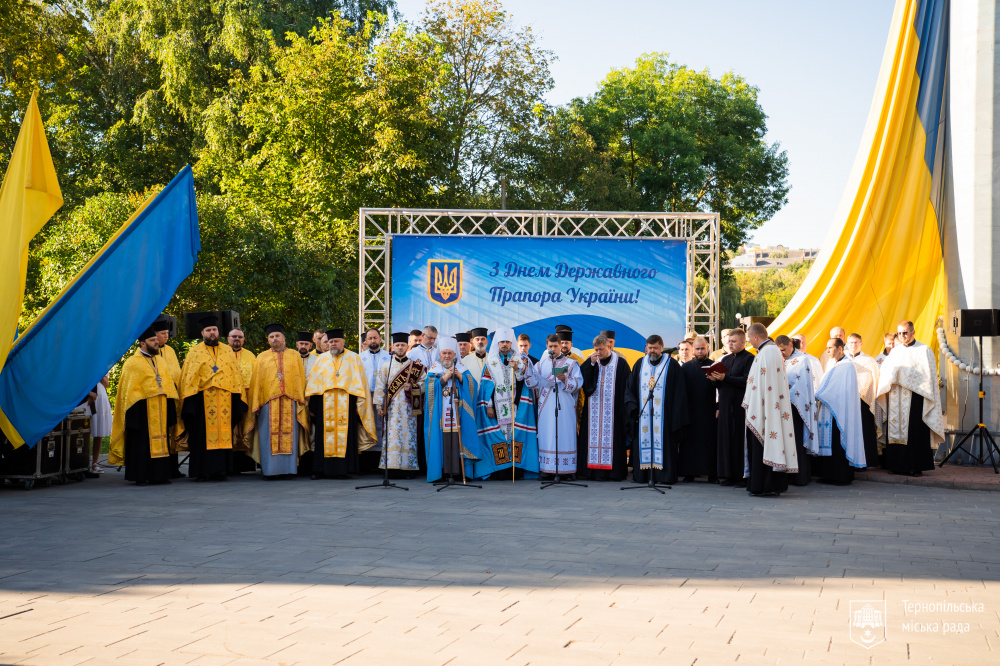 В парку Сопільче урочисто підняли прапор України