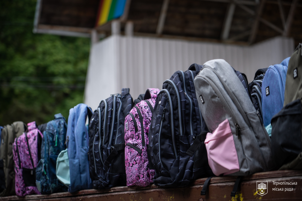 У Тернополі дітям загиблих захисників вручили шкільні наплічники