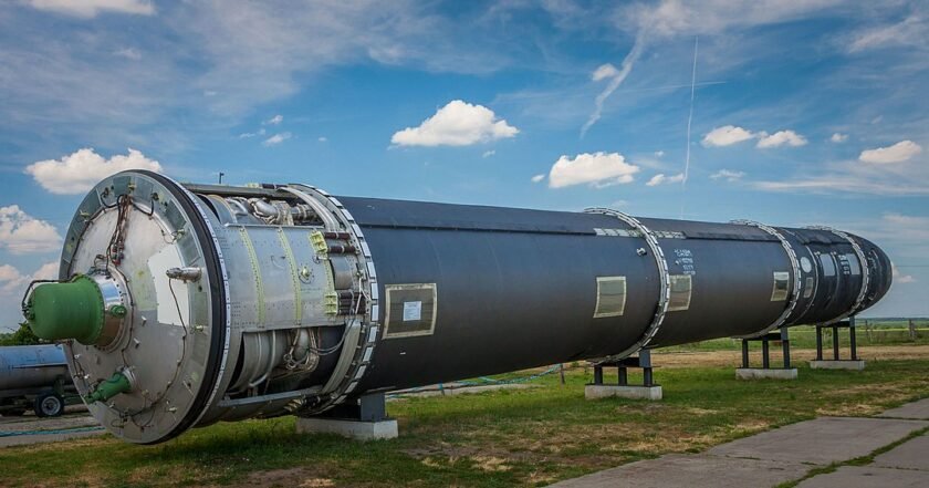 Кратер більш як 60 метрів: з’явилися нові знімки з місця вибуху російської ракети «Сармат»