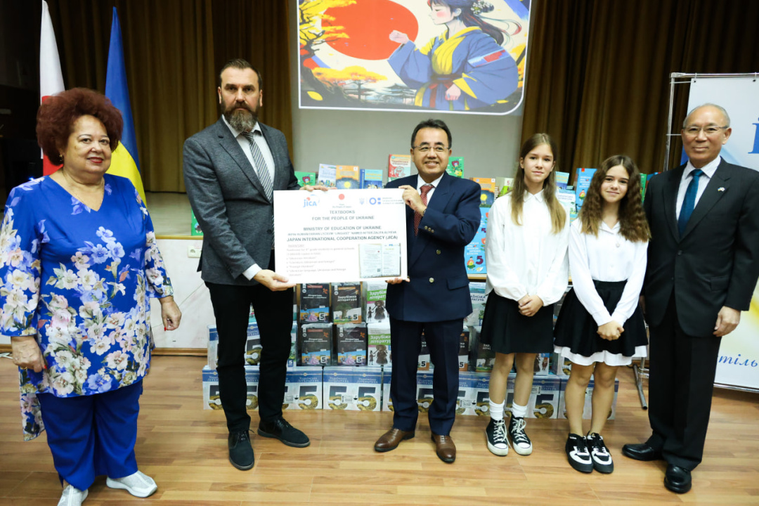 Японія передала Україні понад 1 мільйон підручників для 5 класів