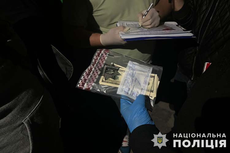 Брав 900 доларів: у Тернополі заарештували чоловіка, який переправляв ухилянтів за кордон