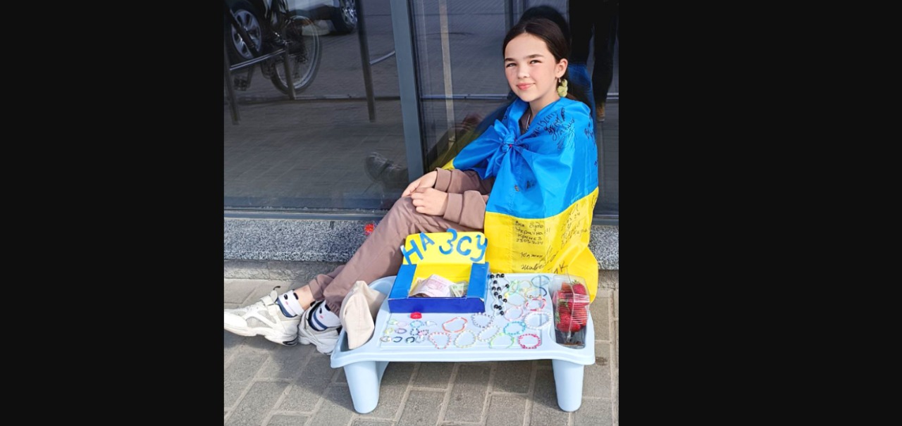 Зібрала понад 10 тисяч: маленька чортків’янка плела браслети, щоб допомогти ЗСУ