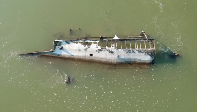 Видно затонулі кораблі: в Дунаї сильно впав рівень води