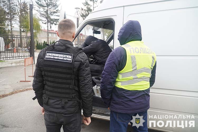 Переправив за кордон 13 військовозобов’язаних: на Тернопільщині судитимуть перевізника