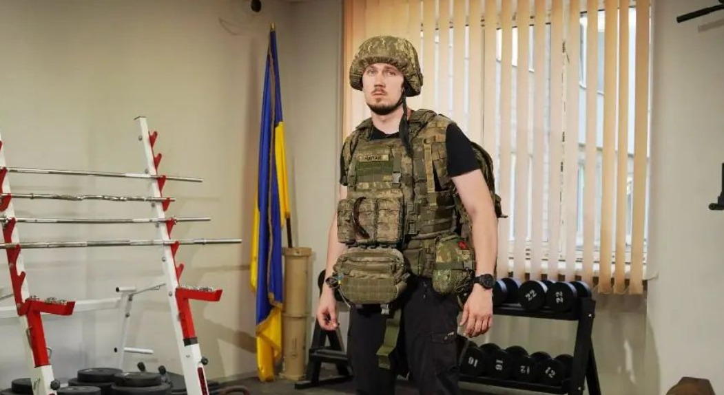 40 кілометрів горами в бронежилеті та шоломі: тернополянин вирушає в похід, щоб допомогти ЗСУ