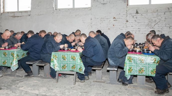 Після розстрілу воїнів ЗСУ: Україна заборонила російським полоненим телефонувати додому