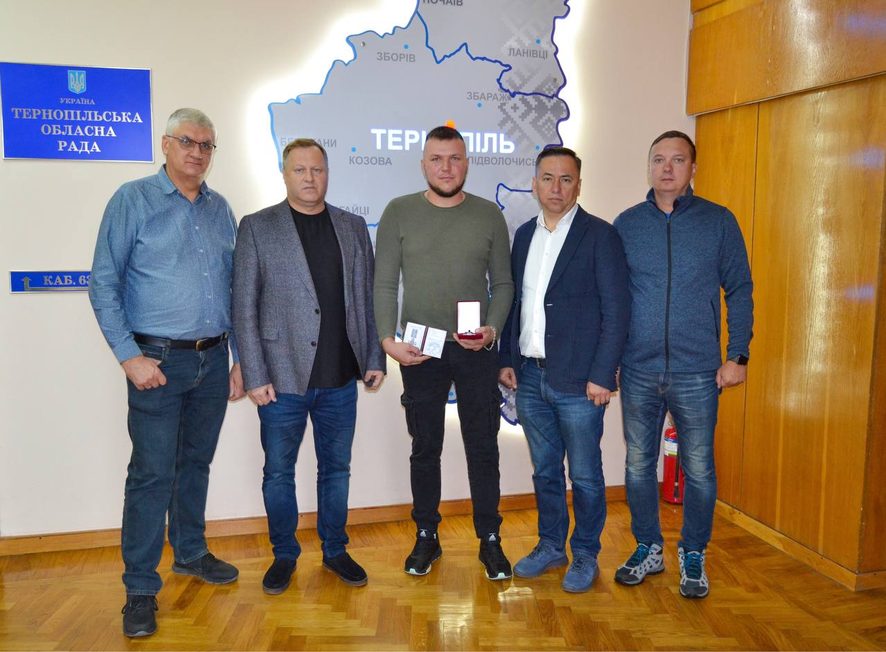 Воював у Серебрянському лісі: ветерану Андрію Березюку вручили нагороду Тернопільської обласної ради