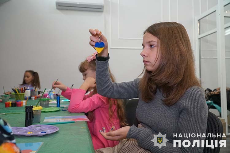 Тернопільські школярі власноруч зробили подарунки для захисників на передову