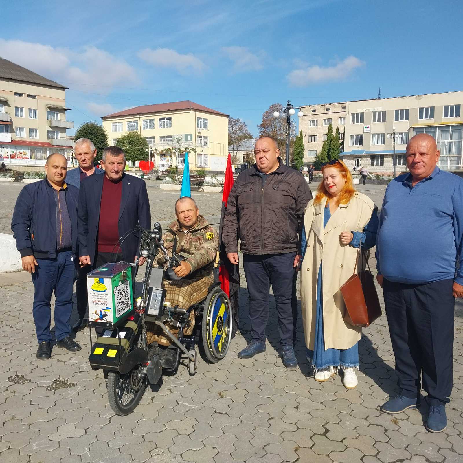 Подолав 1000 кілометрів на кріслі колісному: до Борщева приїхав легендарний волонтер