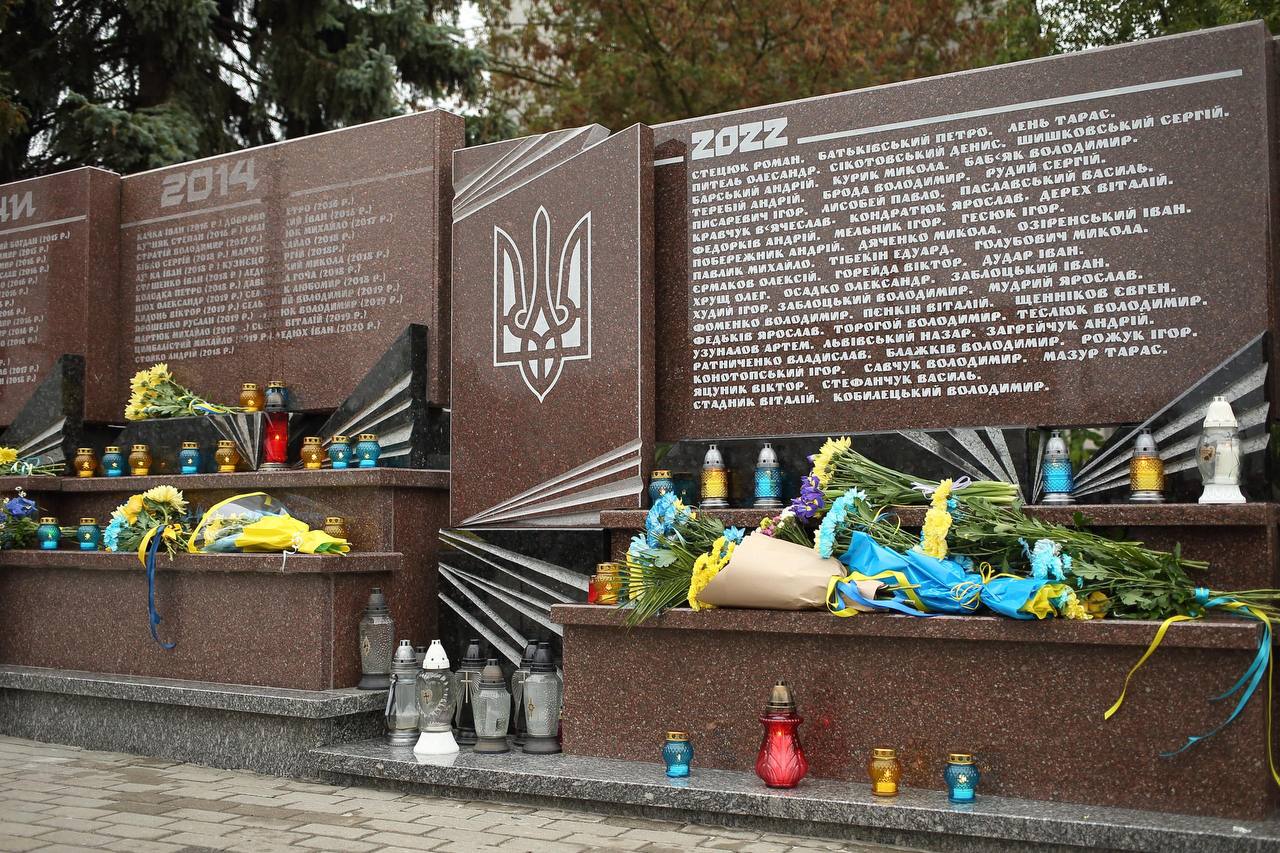 У Тернополі відкрили меморіальну стелу «Воїнам, загиблим за волю України»