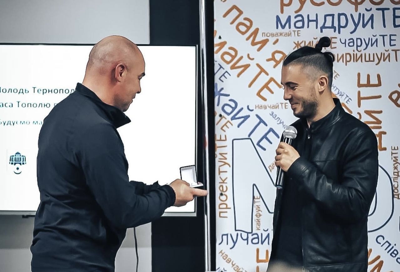 Вокаліста гурту «Антитіла» Тараса Тополю нагородили відзнакою міського голови Тернополя