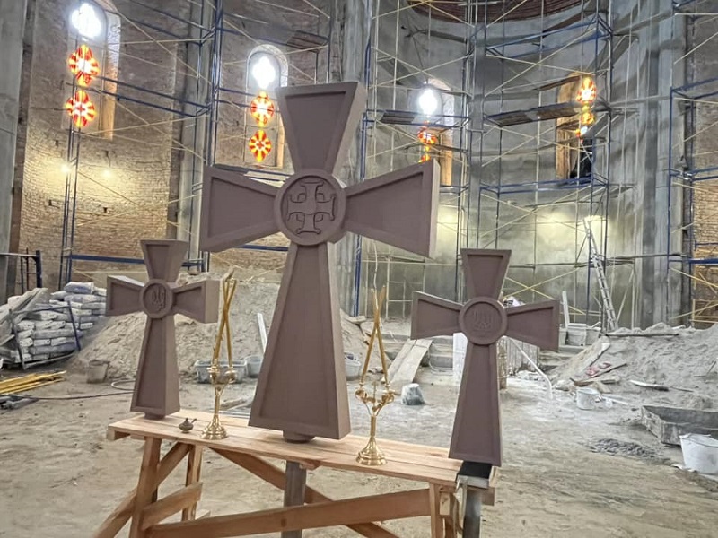 Накупольні хрести нового собору освятили у Тернополі