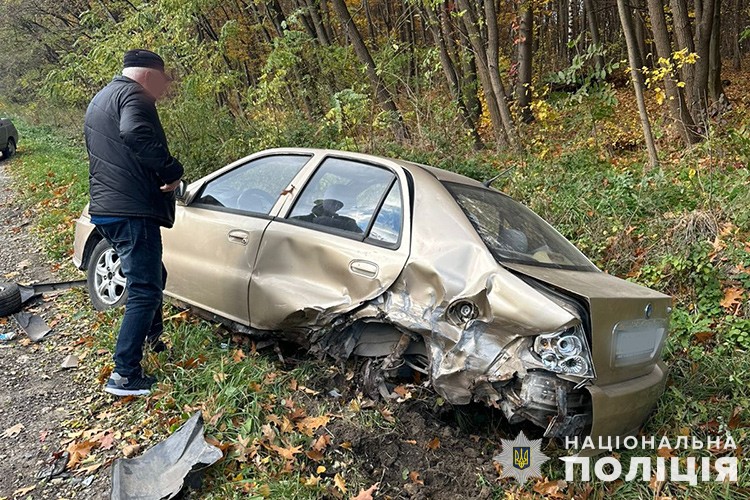 Водій ВАЗу врізався у припарковане авто на Теребовлянщині: є потерпілі