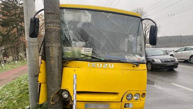 Маршрутка на дамбі тернопільського ставу врізалася у стовп