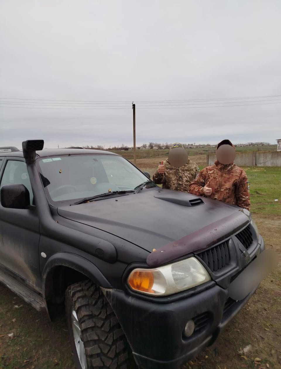 Позашляховик для фронту: тернопільські митники передали автомобіль бійцям ЗСУ