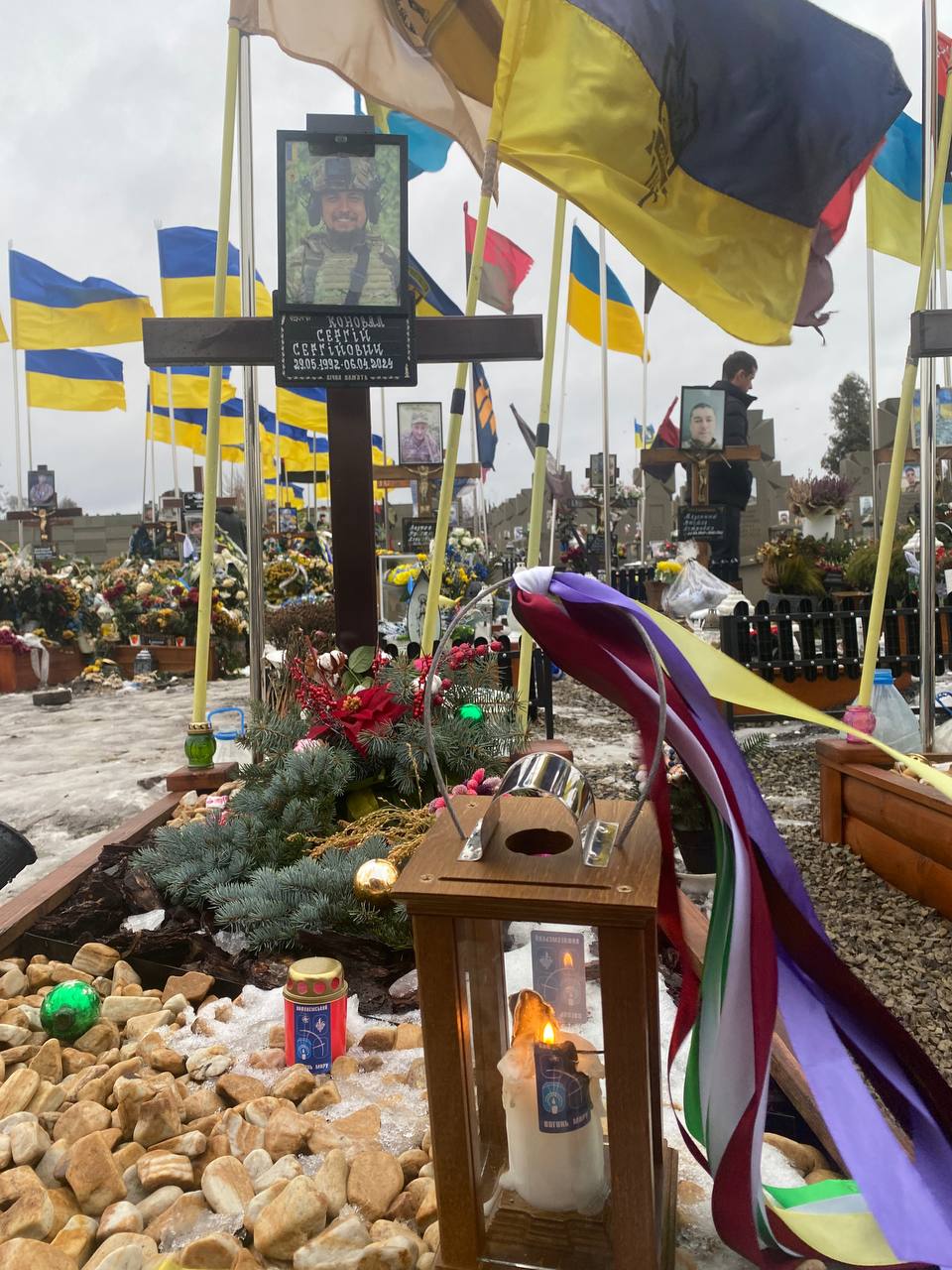 Вифлеємський вогонь принесли на Микулинецьке кладовище полеглим військовим (фото)