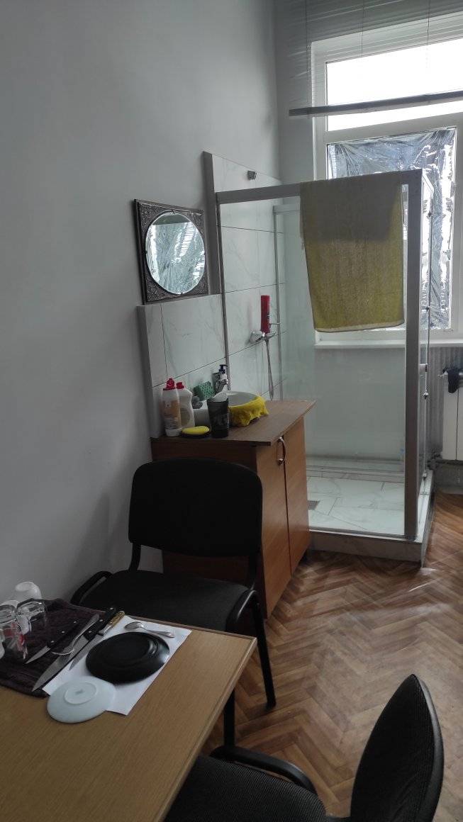 На Івано-Франківщині у кабінеті директора одного з комунальних підприємств виявили душову кабіну