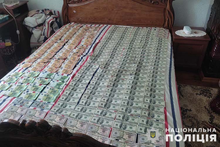 Усе ліжко у купюрах: на Тернопільщині працівники ТЦК “заробляли” до 150 тисяч доларів в місяць