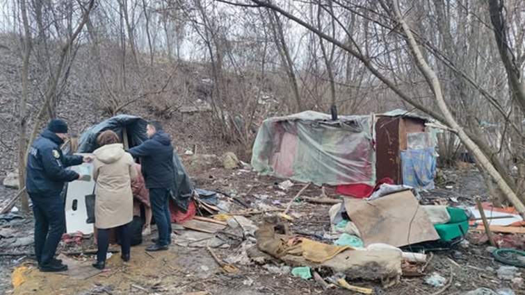 На околиці Тернополя в посадці виявили багатодітну сім’ю, яка жила в наметах