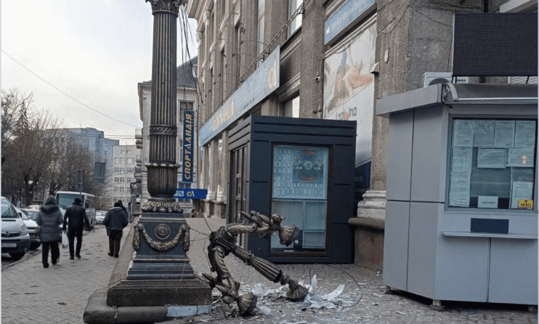 У Тернополі біля ЦУМу чоловік вистрибнув на опору і розбив ліхтар